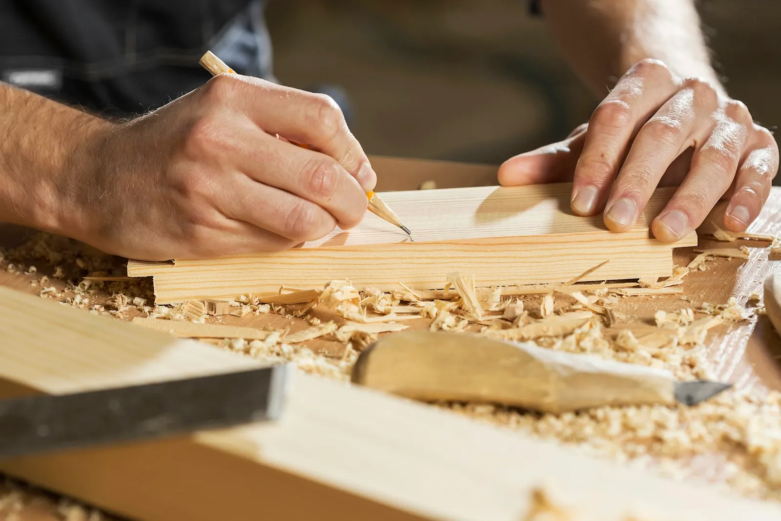 Traçage d'une planche de chêne à l'atelier
